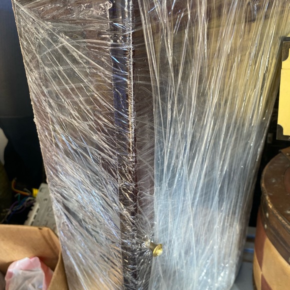 Display case - Picture 5 of 6